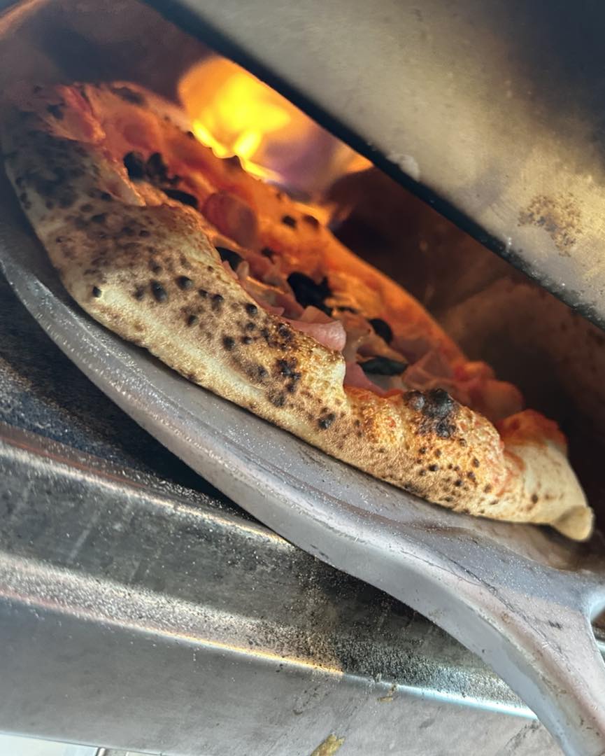 Friss pizza a kemencében
